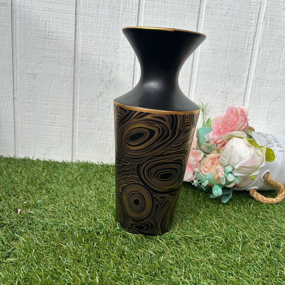 JONATHAN ADLER
MALACHITE BLACK & GOLD FUTURA VASE BLACK AND GOLD VASE
$250 NEW - Picture 9 of 16